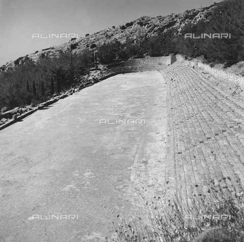 RAD-A-000012-0045 - Lo Stadio del Santario di Delfi in Grecia - Data dello scatto: 1962 - Archivi Alinari, Firenze