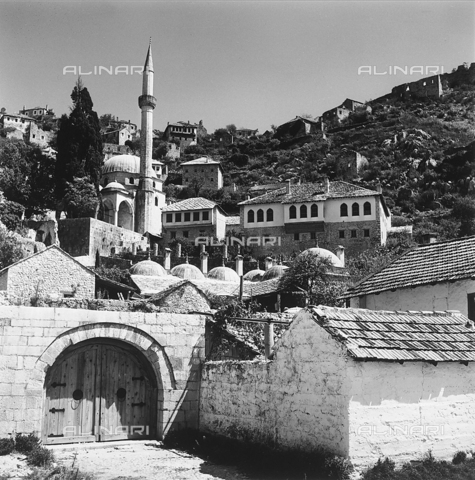 RAD-A-000012-0098 - Veduta della città di Mostar con la Moschea Karadzibeg, Bosnia Herzegowina - Data dello scatto: 1968 - Archivi Alinari, Firenze