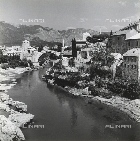 RAD-A-000012-0106 - Veduta della città di Mostar con lo Stari Most(ponte Vecchio) - Data dello scatto: 1968 - Archivi Alinari, Firenze