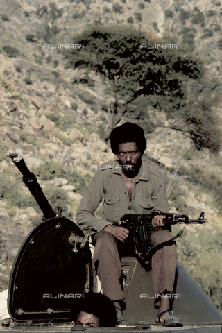 RCS-S-E14076-0012 - A militiaman and a tank in use in the ELF (Eritrea Liberation Front) during the war for liberation from Ethiopia - Date of photography: 1985 - RCS/Alinari Archives Management, Florence