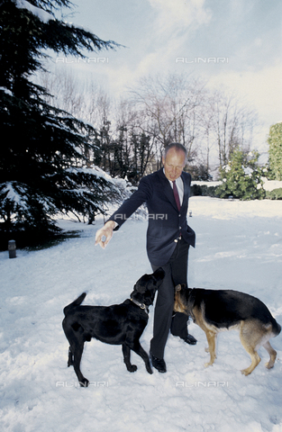 RCS-S-E17462-0006 - Vittorio Emanuele of Savoia in front of his house in Geneva - Date of photography: 1984 - RCS/Alinari Archives Management, Florence