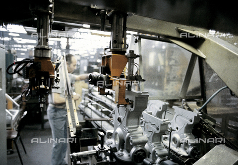 RCS-S-E18052-0002 - Automated assembly line of the Nuova Giulietta of Alfa Romeo - Date of photography: 1984 - RCS/Alinari Archives Management, Florence