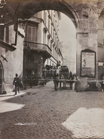 REA-F-000161-0000 - View of the Arch of San Marco with the elevated walkway linking the Capitol with the Palazzetto Venice (also called Viaduct Paul III) in Rome. In the background you can see the Church of the Holy Name of Mary. Today the arc does not exist anymore - Date of photography: 1880-1890 ca. - Alinari Archives, Florence