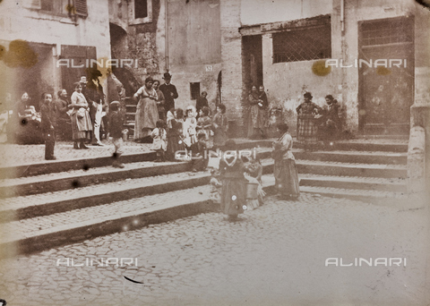 REA-F-000312-0000 - Animated view of Catalan square in the Jewish ghetto in Rome, today the square no longer exists - Date of photography: 1880-1885 ca. - Alinari Archives, Florence