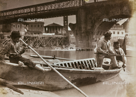 REA-F-000359-0000 - Boating on the river under the bridge Emilio (today Ponte Rotto) in Rome connected to the left bank of the Tiber with a metal walkway supported by ropes. In the background the Temple of Hercules Victor (called temple of Vesta), down scaffolding for the construction of the embankments and the fornix of the Cloaca Maxima - Date of photography: 1882 ca. - Alinari Archives, Florence