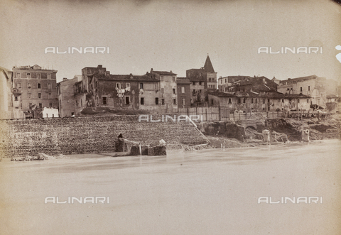 REA-F-000364-0000 - Work on the Tiber in Rome. In the background the bell tower of the Church of San Crisogono in Trastevere - Date of photography: 1880-1890 ca. - Alinari Archives, Florence