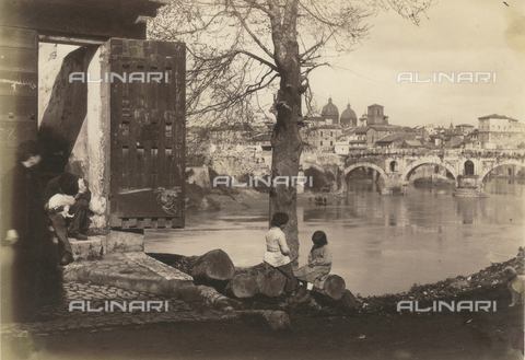 REA-F-000469-0000 - Children on the Tiber probe in Rome. In the background the Emilio Bridge (Ponte Rotto) - Date of photography: 1845-1850 - Alinari Archives, Florence