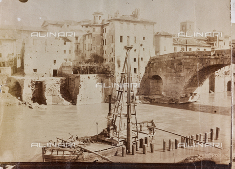 REA-F-000475-0000 - Boat on the Tiber in Rome. In the background the Tiber Island and Cestius Bridge - Date of photography: 1880-1890 ca. - Alinari Archives, Florence