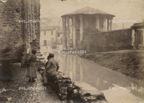 REA-F-000488-0000 - Tiber flood of 1870 in Rome: the temple of Hercules Victorious (known as Vesta) inundated by water - Date of photography: 1870 - Alinari Archives, Florence