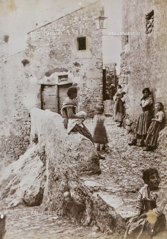 REA-F-000796-0000 - Animated alley of San Polo dei Cavalieri - Date of photography: 1880-1890 - Alinari Archives, Florence