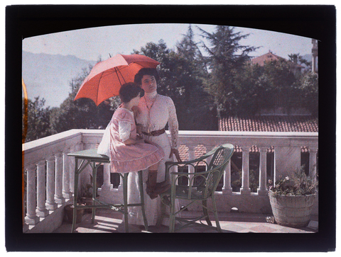 RGD-F-001800-0000 - Portrait of a Woman with Child on a Terrace (Aida and Germana Bronzini?) - Date of photography: 1905-1910 ca. - Alinari Archives, Florence