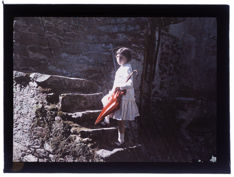 RGD-F-001801-0000 - Portrait of a little girl with red umbrella (Germana Bronzini?) - Date of photography: 1905-1910 ca. - Alinari Archives, Florence