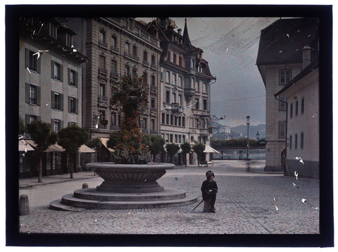 RGD-F-001833-0000 - Bambina in una piazza di Lucerna - Data dello scatto: 1900-1927 ca. - Archivi Alinari, Firenze