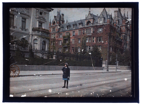 RGD-F-001834-0000 - Bambina in una strada di Lucerna - Data dello scatto: 1900-1927 ca. - Archivi Alinari, Firenze