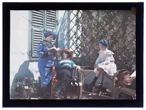 RGD-F-001835-0000 - Aida Bronzini (?) with book in hand, a lady and Germana Bronzini (?) - Date of photography: 1905-1910 ca. - Alinari Archives, Florence