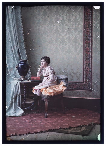 RGD-F-001843-0000 - Child sitting at a table inside a house (Germana Bronzini?) - Date of photography: 1905-1910 ca. - Alinari Archives, Florence