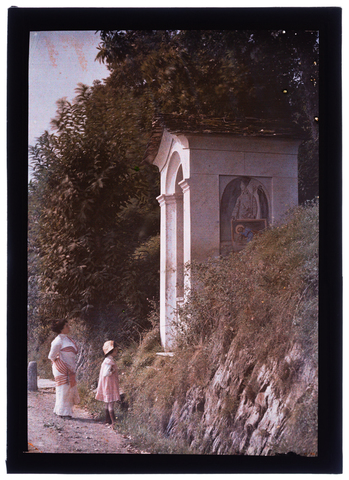 RGD-F-001845-0000 - Ritratto di donna e bambina (Aida e Germana Bronzini?) davanti a un'edicola votiva - Data dello scatto: 1905-1910 ca. - Archivi Alinari, Firenze