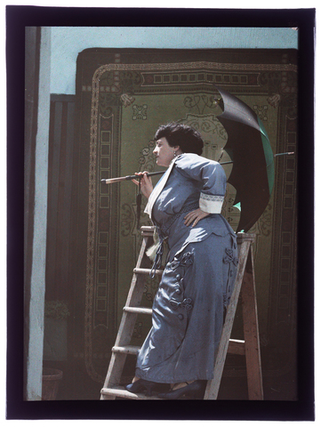 RGD-F-001848-0000 - Ritratto femminile (Aida Bronzini?) in abito blu con ombrello su una scala - Data dello scatto: 1905-1910 ca. - Archivi Alinari, Firenze