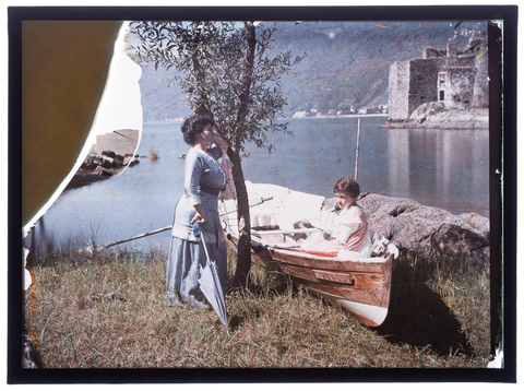 RGD-F-001855-0000 - Donna e bambina (Aida e Germana Bronzini?) sulla riva di un lago - Data dello scatto: 1905-1910 ca. - Archivi Alinari, Firenze