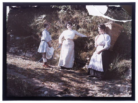 RGD-F-001856-0000 - Donna con gerla sulle spalle e donna con bambina (Aida e Germana Bronzini?) su una strada di montagna - Data dello scatto: 1905-1910 ca. - Archivi Alinari, Firenze