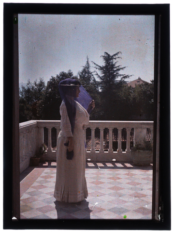 RGD-F-001857-0000 - Ritratto femminile con foulard sulla testa (Aida Bronzini?) su una terrazza a Cannero - Data dello scatto: 1905-1910 ca. - Archivi Alinari, Firenze