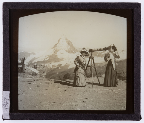 RGD-F-001967-0000 - Due donne con telescopio "Zenith", vicino Zermatt. Sullo sfondo il Cervino - Data dello scatto: 1910 ca. - Archivi Alinari, Firenze