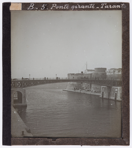 RGD-S-VARIE3-00B5 - The bridge of San Francesco di Paola known as the ?swing bridge' in Taranto - Date of photography: 1892-1895 ca. - Alinari Archives, Florence