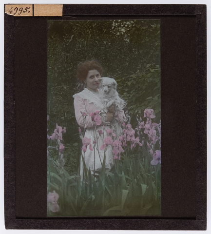 RGD-S-VARIE4-4995 - Giorgina Roster with her fox dog Bianchina - Date of photography: 01/1908 - Alinari Archives, Florence