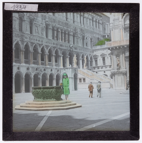 RGD-S-VARIE5-1954 - Courtyard of the Doge's Palace in Venice - Date of photography: 1900-1927 ca. - Alinari Archives, Florence