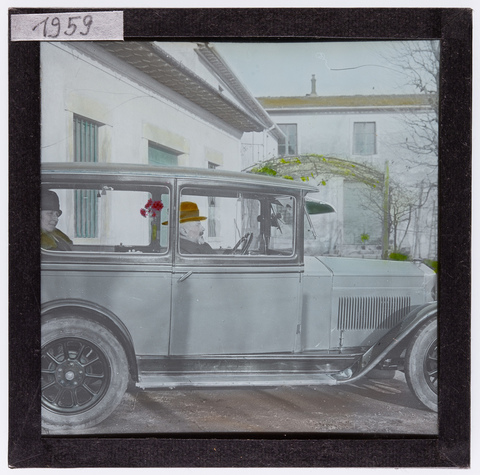 RGD-S-VARIE5-1959 - Couple in a car - Date of photography: 1900-1927 ca. - Alinari Archives, Florence