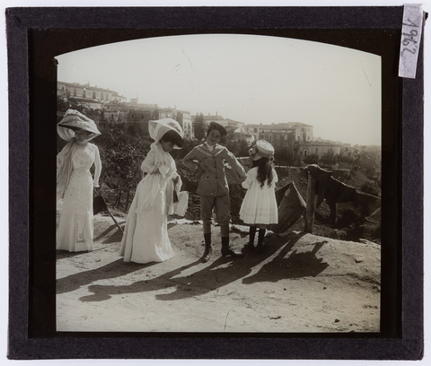 RGD-S-VARIE6-1962 - Women and children (Aida, Germana and Riccardo Bronzini?) - Date of photography: 1905-1906 ca. - Alinari Archives, Florence