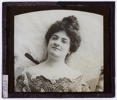 RGD-S-VARIE6-1963 - Close-up of a young woman (Aida Bronzini?) - Date of photography: 1905-1906 ca. - Alinari Archives, Florence