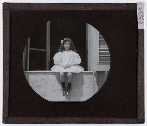 RGD-S-VARIE6-1964 - Little girl sitting on a window sill (Germana Bronzini?) - Date of photography: 1905-1906 ca. - Alinari Archives, Florence