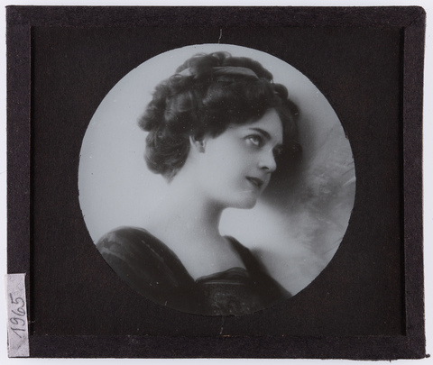 RGD-S-VARIE6-1965 - Close-up of a woman - Date of photography: 1900-1927 ca. - Alinari Archives, Florence