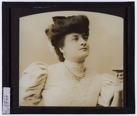 RGD-S-VARIE6-1966 - Portrait of a woman (Aida Bronzini?) with champagne glass - Date of photography: 1905-1906 ca. - Alinari Archives, Florence