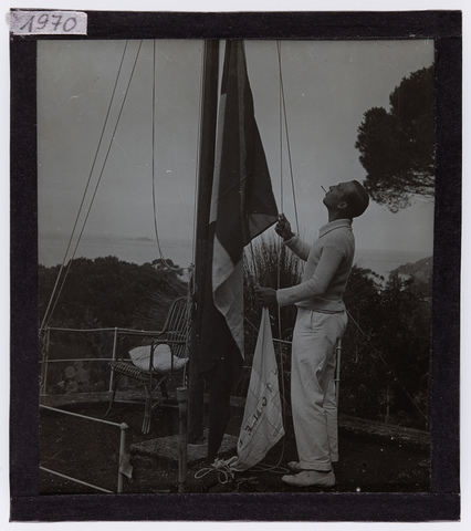 RGD-S-VARIE6-1970 - Un uomo fotografato con la bandiera italiana - Data dello scatto: 1900-1927 ca. - Archivi Alinari, Firenze