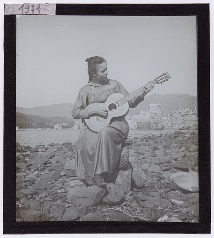 RGD-S-VARIE6-1971 - Ritratto di Giorgina (Giorgia), figlia di Giorgio Roster, mentre suona la chitarra - Data dello scatto: 15/10/1895 - Archivi Alinari, Firenze