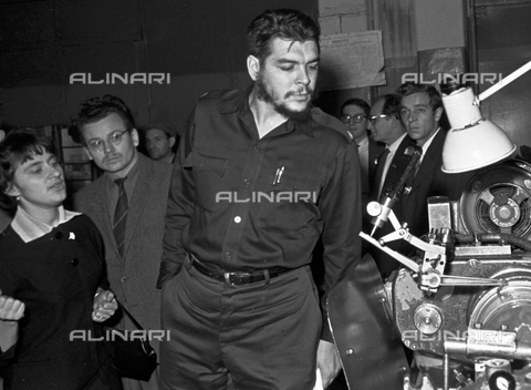 RNA-F-004277-0000 - Il rivoluzionario Ernesto Guevara (1928-1967) detto el Che esamina dei macchinari in veste di capo della missione economica cubana in Russia - Data dello scatto: 14/09/1960 - Sputnik/ Archivi Alinari