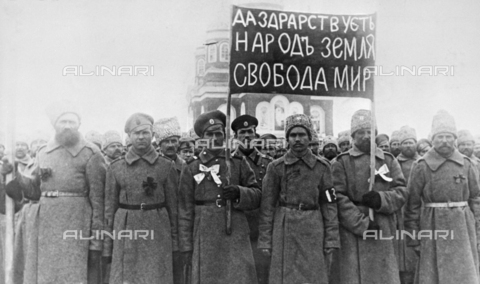 RNA-F-146182-0000 - Rivoluzione russa del 1917: Truppe sotto uno slogan rivoluzionario di "Viva il popolo, la terra, la libertà e la pace!"a Nikolayevsk-on-Amur, Estremo Oriente russo - Data dello scatto: 02/1917 - Sputnik/ Archivi Alinari