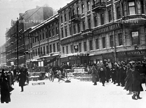 RNA-F-442787-0000 - Rivoluzione russa del 1917: Barricate in Liteyny Avenue a Pietrogrado (San Pietroburgo). Sullo sfondo il museo Centrale della Rivoluzione oggi Museo Statale della Storia Contemporanea Russa - Data dello scatto: 24/02/1917 - Sputnik/ Archivi Alinari