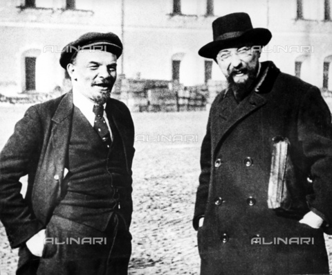 RNA-F-598809-0000 - Rivoluzione russa: Vladimir Lenin (1870-1924) e Vladimir Bonch-Bruevich (1873-1955) fotografati nel cortile del Cremlino a Mosca - Data dello scatto: 16/10/1918 - Sputnik/ Archivi Alinari