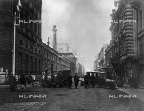 RNA-F-610417-0000 - Rivoluzione russa: barricate in una strada di Pietrogrado (San Pietroburgo) nell' ottobre del 1917 - Sputnik/ Archivi Alinari