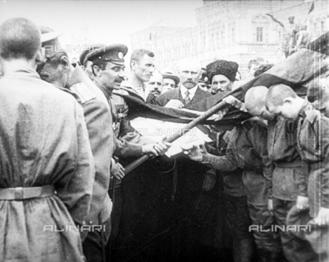 RNA-F-642120-0000 - Rivoluzione russa del 1917: donne soldato del Battaglione della Morte arruolate dal governo provvisorio per sostenere l'esercito russo, fotografate durante il giuramento a San Pietroburgo - Data dello scatto: 19/06/1917 - Sputnik/ Archivi Alinari