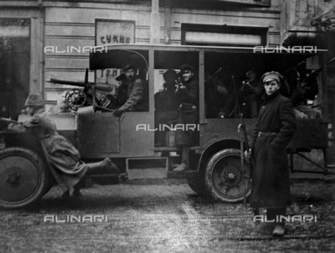 RNA-S-000259-1227 - Rivoluzione russa: guardie rosse per le strade di Mosca, ottobre 1917 - Data dello scatto: 10/1917 - Sputnik/ Archivi Alinari