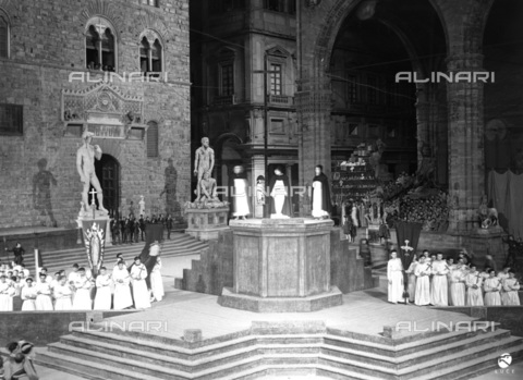 RTL-F-T00017-0000 - Attori del Maggio musicale fiorentino fotografati durante lo spettacolo "Savonarola" in piazza della Signoria a Firenze - Data dello scatto: 05/06/1935 - Istituto Luce/Gestione Archivi Alinari, Firenze