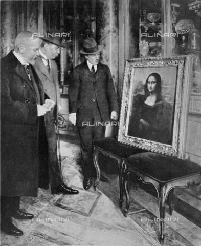 RVA-S-000498-0002 - La gioconda, ritrovata dopo il furto, esposta al Museo degli Uffizi a Firenze e ammirata, da sinistra a destra, dal pittore Luigi Cavenaghi (restauratore del Cenacolo di leonardo), Corrado Ricci, direttore generale delle belle Arti et Poggi, direttore del Museo degli Uffizi, nel dicembre 1913 - Data dello scatto: 1913 - Roger-Viollet/Alinari