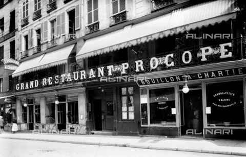 RVA-S-000613-0007 - "Le Procope" e "Bouillon-Chartier" in rue de l'Ancienne-Comédie a Parigi - Albert Harlingue / Roger-Viollet/Alinari