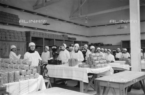 RVA-S-001038-0013 - Operaie addette all'impacchettamento in una fabbrica di pasta alimentare - Data dello scatto: 1931 - Jacques Boyer / Roger-Viollet/Alinari