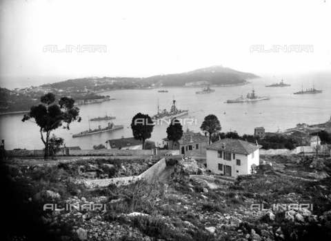 RVA-S-003949-0010 - Veduta di Cap Ferrat e della baia di Villefranche-sur-Mer - Data dello scatto: 1926 - Jacques Boyer / Roger-Viollet/Alinari