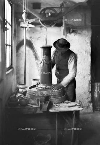 RVA-S-003953-0018 - Artigiano a lavoro in un laboratorio di ceramica a Golfe-Juan in Costa Azzurra - Data dello scatto: 1910 - Jacques Boyer / Roger-Viollet/Alinari